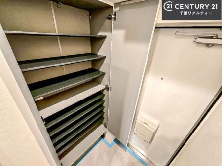 ���� �V���[�Y�{�b�N�X�t���Ȃ̂ŁA���ւ��Еt�����|�������₷���ł��I
�X�b�L���������ւŌ˂��J�����u�ԁA�������̂���S�n������Ԃ��o�}���Ă���܂��B
