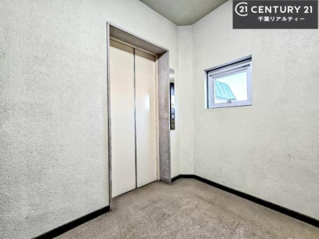 ���̑����p�� �G���x�[�^�[�����ŁA�����̈ړ����X���[�Y�B��K�ւ̃A�N�Z�X�����K�Ȃ��߁A���N�z�̕��⏬���Ȃ��q���܂����邲�ƒ�ɂ����S�ł��B���K���Ɨ��֐������˔������Z�܂��ł��B