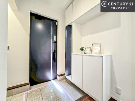 ���� �V���[�Y�{�b�N�X�t���Ȃ̂ŁA���ւ��Еt�����|�������₷���ł��I
�X�b�L���������ւŌ˂��J�����u�ԁA�������̂���S�n������Ԃ��o�}���Ă���܂��B
