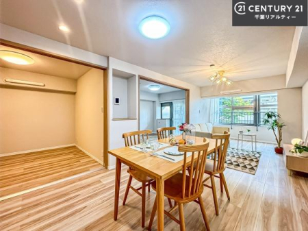 ���r���O �傫�ȑ����炽���Ղ�̗z���������閾�邢���r���O�B�J�����̂��郊�r���O�ŉƑ��c���̂��났�̎��Ԃ��߂����܂��B