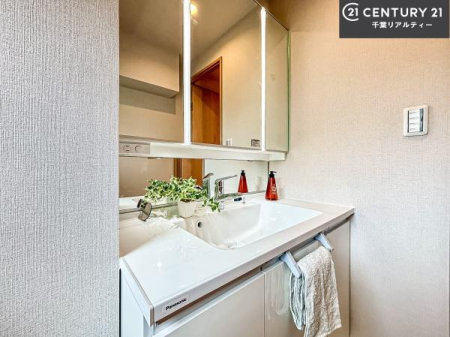 ���ʑ�E���ʏ� �O�ʋ��d�l�̐��ʏ��́A�g�����Ȃ݂����₷������I���͎��[�ɂȂ��Ă��܂��B�h���C���[�₨���ϓ����Еt������̂Ő��ʑ������X�b�L���ƌ����邱�Ƃ��o���܂��I