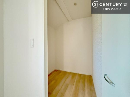 ���[ �Q�̂������ɑ�e�ʂ̃E�H�[�N�C���N���[�[�b�g�����I��������̂��m���͂������A�G�߉Ɠd�A�Ƒ��̐����ɍ��킹�Ďg������̗ǂ��֗����[�ł��I