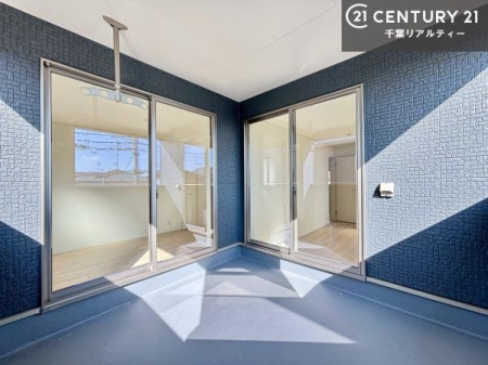 �o���R�j�[ 2��������o����\�ȃo���R�j�[�̂��߁A���󕨂�z�c�������X���[�Y�ɍs���A���X�̉Ǝ������ɗD��Ă��܂��B�����̋������痘�p�ł��邱�ƂŎg�����肪�ǂ��A�����X�^�C���ɍ��킹���_��Ȏg�������\�B