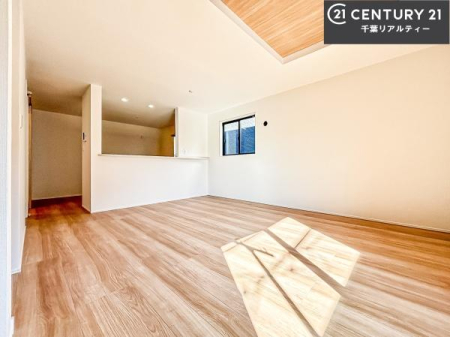 ���r���O �D�����z���܂肪���r���O����ł���ċ��S�n�̗ǂ���Ԃ����o���Ă���܂��I
���R�ƉƑ����W����b��������S�n�悢��ԁI