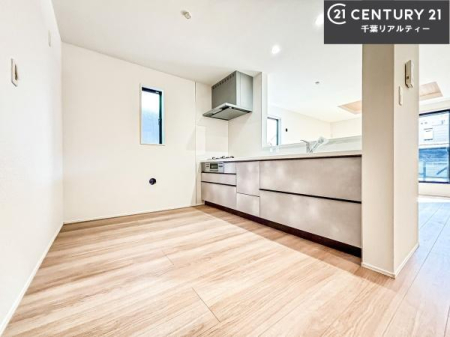 �L�b�`�� ��l�C�̑Ζʎ��V�X�e���L�b�`�����̗p���Ă��܂��I���Ƒ��̃R�~���j�P�[�V���������R�Ƒ�����݌v�ł��B
���q�l�ɂ��ڂ��͂��̂Ŋ������ł��ˁB�L�X�g���ĉ��K�ɍ�Ƃ��i�݂܂��B