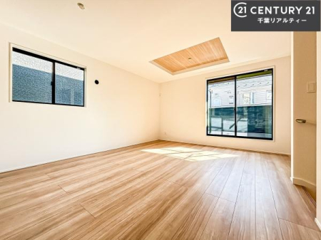 ���r���O ��؂ȉƑ����W�܂邩�炱��LDK�ɂ͂�����肽���B
�q�����������C�ɏ΂��Ȃ��瑖�����Ă���p�����������u�L���Ƃɂ��ėǂ������v�Ǝv���u�Ԃł��B