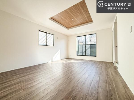 ���r���O ��؂ȉƑ����W�܂邩�炱��LDK�ɂ͂�����肽���B
�q�����������C�ɏ΂��Ȃ��瑖�����Ă���p�����������u�L���Ƃɂ��ėǂ������v�Ǝv���u�Ԃł��B