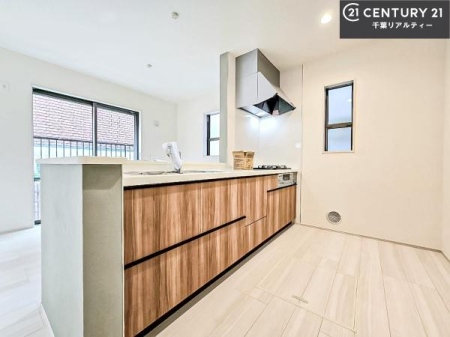 �L�b�`�� ��l�C�̑Ζʎ��V�X�e���L�b�`�����̗p���Ă��܂��I���Ƒ��̃R�~���j�P�[�V���������R�Ƒ�����݌v�ł��B
���q�l�ɂ��ڂ��͂��̂Ŋ������ł��ˁB�L�X�g���ĉ��K�ɍ�Ƃ��i�݂܂��B