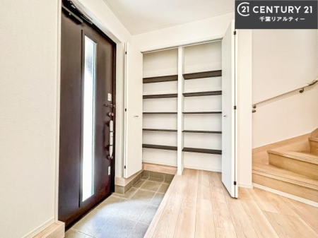 ���� �V���[�Y�{�b�N�X�t���Ȃ̂ŁA���ւ��Еt�����|�������₷���ł��I
�X�b�L���������ւŌ˂��J�����u�ԁA�������̂���S�n������Ԃ��o�}���Ă���܂��B

