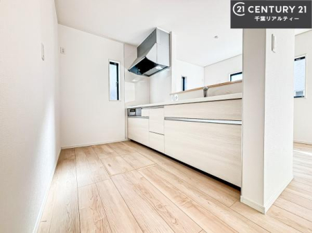 �L�b�`�� ��Ƃ肠�钲���X�y�[�X�ō�Ƃ����₷�����K�ȃL�b�`���ł��I
���q�l�ƈꏏ�ɂ��َq������y���߂�L�X�X�y�[�X�ł��B�y�����������ԂɂȂ肻���ł��ˁI