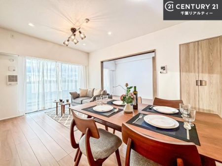 ���r���O �傫�ȑ����炽���Ղ�̗z���������閾�邢���r���O�B�J�����̂��郊�r���O�ŉƑ��c���̂��났�̎��Ԃ��߂����܂��B