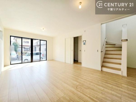 ���r���O ���r���O�ɐݒu���ꂽ�K�i�́A�Ƒ��̎��R�ȃR�~���j�P�[�V�����𑣐i�B�A���O�o���Ɋ�����킹�₷���A�����̉�b�������邱�ƂŁA�Ƒ����J�����[�܂�܂��B