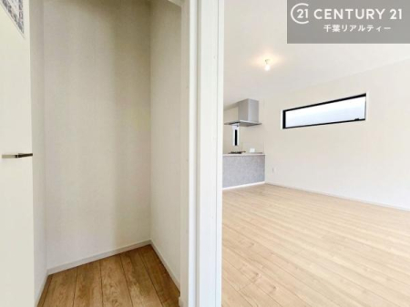 ���[ ���r���O���[�X�y�[�X�͐��������������ɂ��܂�����[�ł��B�}�ȗ��q�ɂ����S�̔�������Ԃ�ۂĂ܂��I
