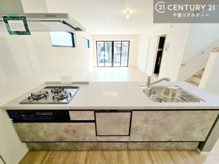 �L�b�`�� ��l�C�̑Ζʎ��V�X�e���L�b�`�����̗p���Ă��܂��I���Ƒ��̃R�~���j�P�[�V���������R�Ƒ�����݌v�ł��B
���q�l�ɂ��ڂ��͂��̂Ŋ������ł��ˁI�L�X�g���ĉ��K�B�L�b�`������̌i�F���Y��ō�Ƃ��i�݂܂��B