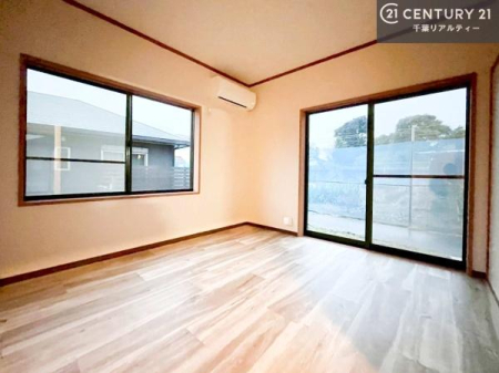 �m�� ���r���O�ɗאڂ����m���͉Ƒ��̃��C�t�X�^�C���ɍ��킹�ď_��Ɏg����֗��ȋ�ԁB�����J����΃��r���O�ƈ�̊��̂���L�X�Ƃ�����ԂɁA�߂�Η��q�p�̌��⃏�[�N�X�y�[�X�A�L�b�Y���[���Ƃ��Ă����􂵂܂��B