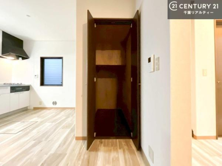 ���[ �L�b�`�����ɂ͕֗��Ȏ��[�X�y�[�X��݂��A�H�i�̃X�g�b�N�⒲���Ɠd�A���p�i�܂ł܂Ƃ߂Ă���������[�\�B�g���������������Ɏ��o����z�u�̂��߁A�Ǝ��������X���[�Y�Ŗ����̗��������K�ɐi�݂܂��B