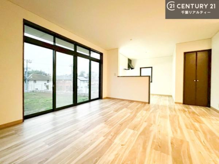 ���r���O �傫�ȑ����炽���Ղ�̗z���������閾�邢���r���O�B�J�����̂��郊�r���O�ŉƑ��c���̂��났�̎��Ԃ��߂����܂��B