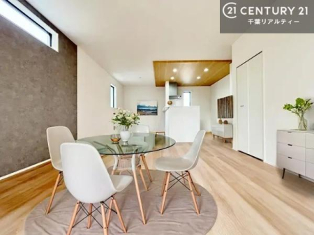 ���r���O �Ƌ��CG�p�[�X�ł��B�J�����̂���L�XLDK�I�\�t�@�[��_�C�j���O�e�[�u����u���Ă������ɂȂ�Ȃ��̂ŉ��K�ɉ߂����܂��I�R�~���j�P�[�V���������₷�����r���O�ł��I