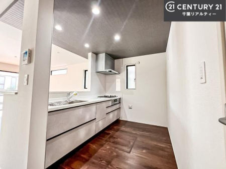 �L�b�`�� ��l�C�̑Ζʎ��V�X�e���L�b�`�����̗p���Ă��܂��I���Ƒ��̃R�~���j�P�[�V���������R�Ƒ�����݌v�ł��B
���q�l�ɂ��ڂ��͂��̂Ŋ������ł��ˁB���[�͂�����܂��I