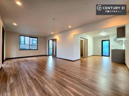 ���r���O �傫�ȑ����炽���Ղ�̗z���������閾�邢���r���O�B�J�����̂��郊�r���O�ŉƑ��c���̂��났�̎��Ԃ��߂����܂��B