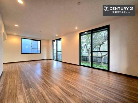 ���r���O ��؂ȉƑ����W�܂邩�炱��LDK�ɂ͂�����肽���B
�q�����������C�ɏ΂��Ȃ��瑖�����Ă���p�����������u�L���Ƃɂ��ėǂ������v�Ǝv���u�Ԃł��B