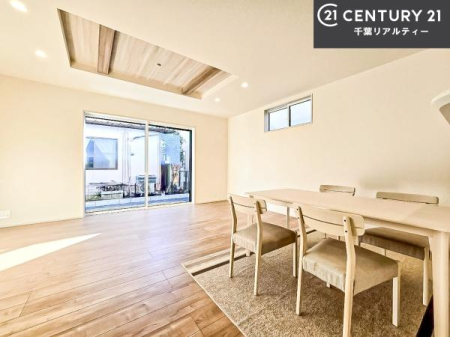 ���r���O �J�����̂���L�XLDK�I�\�t�@�[��_�C�j���O�e�[�u����u���Ă������ɂȂ�Ȃ��̂ŉ��K�ɉ߂����܂��I�R�~���j�P�[�V���������₷�����r���O�ł��I