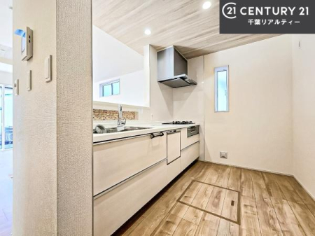 �L�b�`�� ��l�C�̑Ζʎ��V�X�e���L�b�`�����̗p���Ă��܂��I���Ƒ��̃R�~���j�P�[�V���������R�Ƒ�����݌v�ł��B
���q�l�ɂ��ڂ��͂��̂Ŋ������ł��ˁB�L�X�g���ĉ��K�ɍ�Ƃ��i�݂܂��B