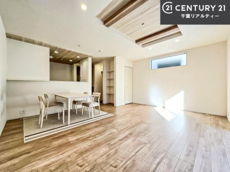 ���r���O �傫�ȑ����炽���Ղ�̗z���������閾�邢���r���O�B�J�����̂��郊�r���O�ŉƑ��c���̂��났�̎��Ԃ��߂����܂��B