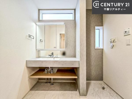 ���ʑ�E���ʏ� �O�ʋ��d�l�̐��ʏ��́A�g�����Ȃ݂����₷������I���͎��[�ɂȂ��Ă��܂��B�h���C���[�₨���ϓ����Еt������̂Ő��ʑ������X�b�L���ƌ����邱�Ƃ��o���܂��I