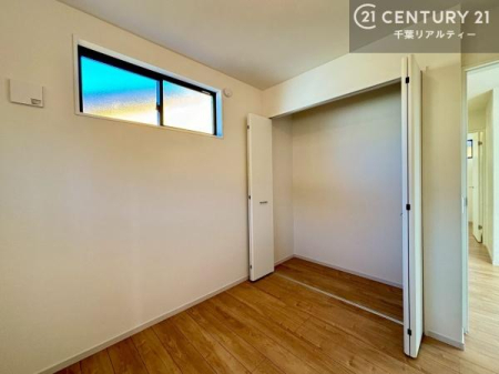 �q������ ���[�X�y�[�X���������Ă���A�ߗނ₨������A�w�p�i�Ȃǂ��������萮���ł��܂��B���������L���g���邽�߁A���K�Ő������Z��Ԃ��������܂��B