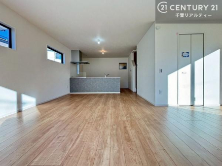 ���r���O LDK�́A�L�b�`�����烊�r���O�܂Ŏ������ʂ�A�Ƒ��Ƃ̉�b���e�ރR�~���j�P�[�V������ԁB�݂�Ȃňꏏ�ɉ߂������Ԃ����R�ɑ����܂��B