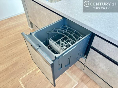 �L�b�`�� �r���g�C���̐H��􂢊����@�t���ŁA�Ǝ��̕��S���y�����A��ƃX�y�[�X����������m�ۂ���Ă��܂��B�Z���������ł������悭�Ǝ����ł��A��Ƃ肠���炵���T�|�[�g���܂��B