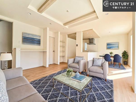 ���r���O �Ƌ��CG�p�[�X�ł��B
��؂ȉƑ����W�܂邩�炱��LDK�ɂ͂�����肽���B
�q�����������C�ɏ΂��Ȃ��瑖�����Ă���p�����������u�L���Ƃɂ��ėǂ������v�Ǝv���u�Ԃł��B