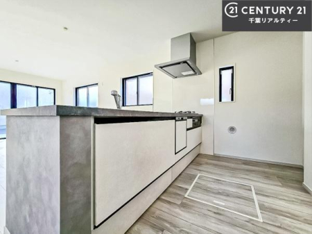 �L�b�`�� ��l�C�̑Ζʎ��V�X�e���L�b�`�����̗p���Ă��܂��I���Ƒ��̃R�~���j�P�[�V���������R�Ƒ�����݌v�ł��B
���q�l�ɂ��ڂ��͂��̂Ŋ������ł��ˁB�L�X�g���ĉ��K�ɍ�Ƃ��i�݂܂��B