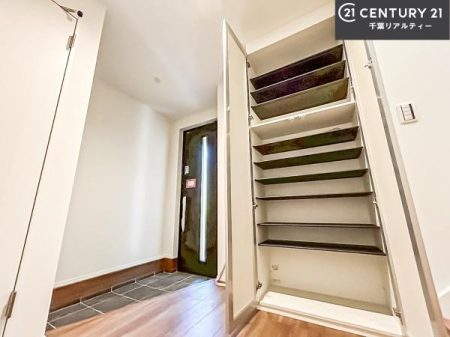 ���� �V���[�Y�{�b�N�X�t���Ȃ̂ŁA���ւ��Еt�����|�������₷���ł��I
�X�b�L���������ւŌ˂��J�����u�ԁA�������̂���S�n������Ԃ��o�}���Ă���܂��B