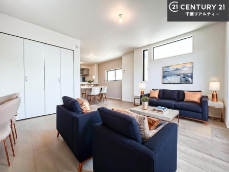 ���r���O �Ƌ��CG�p�[�X�ł��B�傫�ȑ����炽���Ղ�̗z���������閾�邢�Q�K���r���O�B�J�����̂��郊�r���O�ŉƑ��c���̂��났�̎��Ԃ��߂����܂��B