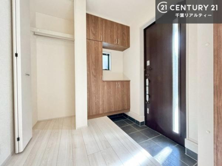 ���� �V���[�Y�{�b�N�X�t���Ȃ̂ŁA���ւ��Еt�����|�������₷���ł��I
�X�b�L���������ւŌ˂��J�����u�ԁA�������̂���S�n������Ԃ��o�}���Ă���܂��B