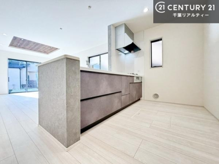 �L�b�`�� ��Ƃ肠�钲���X�y�[�X�ō�Ƃ����₷�����K�ȃL�b�`���ł��I
���q�l�ƈꏏ�ɂ��َq������y���߂�L�X�X�y�[�X�ł��B�y�����������ԂɂȂ肻���ł��ˁI