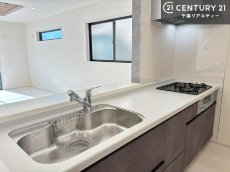 �L�b�`�� ��l�C�̑Ζʎ��V�X�e���L�b�`�����̗p���Ă��܂��I���Ƒ��̃R�~���j�P�[�V���������R�Ƒ�����݌v�ł��B
���q�l�ɂ��ڂ��͂��̂Ŋ������ł��ˁB�L�X�g���ĉ��K�ɍ�Ƃ��i�݂܂��B