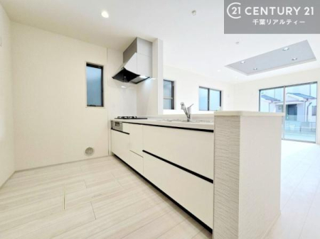 �L�b�`�� �L�b�`���ɂ͏���������A���R������荞�݂Ȃ��犷�C���X���[�Y�B���邭���K�Ȓ�����Ԃ��������Ă��܂��B���C����������ł��܂�