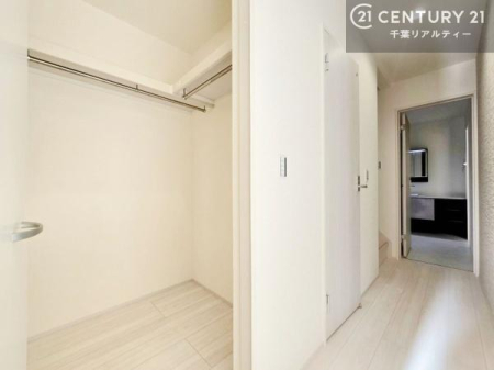 ���[ �P�K�ɃE�H�[�N�C���N���[�[�b�g������A�����̓����ɔz�������g���₷���Z�܂��B�A��シ���ɏ㒅��o�b�O�����܂��A�O�o������Еt�����X���[�Y�ɍs���܂��B