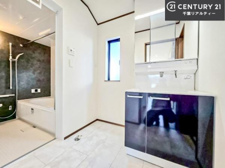 ���ʑ�E���ʏ� �O�ʋ��d�l�̐��ʏ��́A�g�����Ȃ݂����₷������I���͎��[�ɂȂ��Ă��܂��B�h���C���[�₨���ϓ����Еt������̂Ő��ʑ������X�b�L���ƌ����邱�Ƃ��o���܂��I