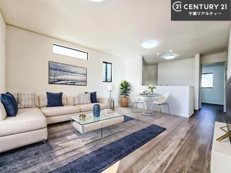 ���r���O �Ƌ��CG�p�[�X�ł��B��؂ȉƑ����W�܂邩�炱��LDK�ɂ͂�����肽���B
�q�����������C�ɏ΂��Ȃ��瑖�����Ă���p�����������u�L���Ƃɂ��ėǂ������v�Ǝv���u�Ԃł��B