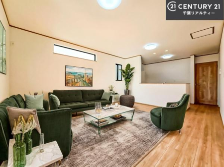 ���r���O �Ƌ��CG�p�[�X�ł��B��؂ȉƑ����W�܂邩�炱��LDK�ɂ͂�����肽���B
�q�����������C�ɏ΂��Ȃ��瑖�����Ă���p�����������u�L���Ƃɂ��ėǂ������v�Ǝv���u�Ԃł��B