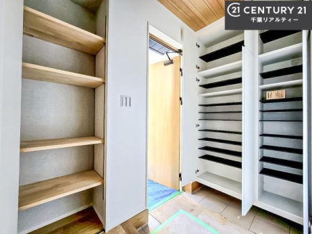 ���� �V���[�Y�{�b�N�X�t���Ȃ̂ŁA���ւ��Еt�����|�������₷���ł��I
�X�b�L���������ւŌ˂��J�����u�ԁA�������̂���S�n������Ԃ��o�}���Ă���܂��B
