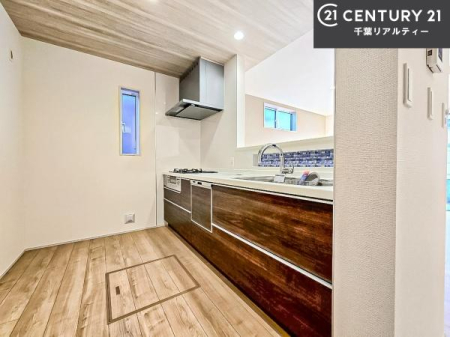 �L�b�`�� ��l�C�̑Ζʎ��V�X�e���L�b�`�����̗p���Ă��܂��I���Ƒ��̃R�~���j�P�[�V���������R�Ƒ�����݌v�ł��B
���q�l�ɂ��ڂ��͂��̂Ŋ������ł��ˁB�L�X�g���ĉ��K�ɍ�Ƃ��i�݂܂��B