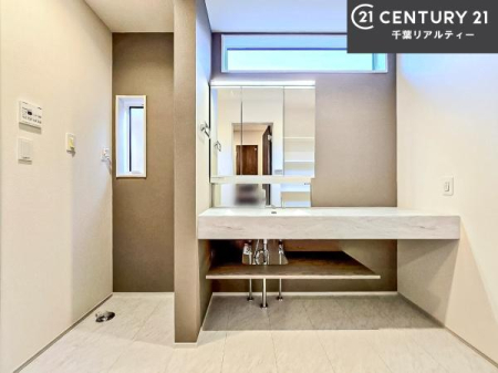 ���ʑ�E���ʏ� �O�ʋ��d�l�̐��ʏ��́A�g�����Ȃ݂����₷������I���͎��[�ɂȂ��Ă��܂��B�h���C���[�₨���ϓ����Еt������̂Ő��ʑ������X�b�L���ƌ����邱�Ƃ��o���܂��I