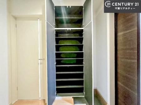 ���� �V���[�Y�{�b�N�X�t���Ȃ̂ŁA���ւ��Еt�����|�������₷���ł��I
�X�b�L���������ւŌ˂��J�����u�ԁA�������̂���S�n������Ԃ��o�}���Ă���܂��B
