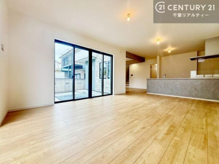 ���r���O ��؂ȉƑ����W�܂邩�炱��LDK�ɂ͂�����肽���B
�q�����������C�ɏ΂��Ȃ��瑖�����Ă���p�����������u�L���Ƃɂ��ėǂ������v�Ǝv���u�Ԃł��B