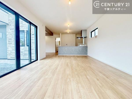 ���r���O �傫�ȑ����炽���Ղ�̗z���������閾�邢���r���O�B�J�����̂��郊�r���O�ŉƑ��c���̂��났�̎��Ԃ��߂����܂��B